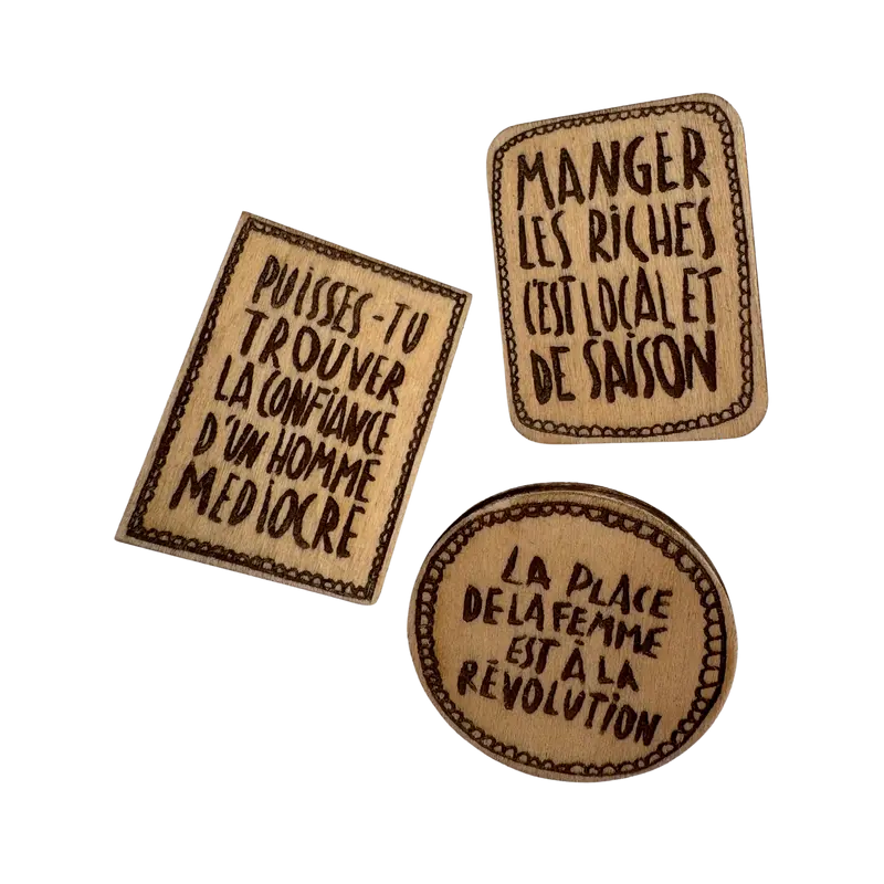 Badge bois gravé à message — féministe & militant