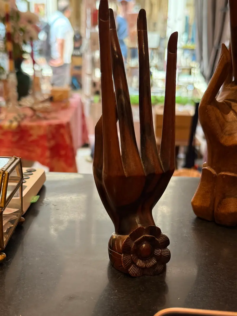 Main en bois marron fonce avec fleur