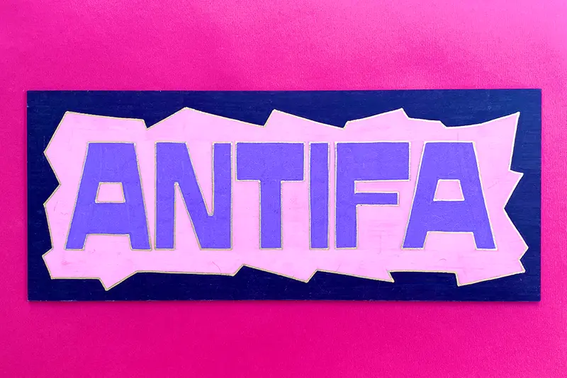Plaque Antifa peinte à la main