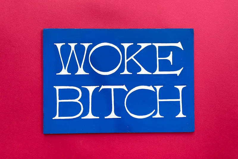 Plaque Woke Bitch peinte à la main