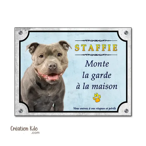 Staffie monte la garde à la maison Panneau chien plaque portail