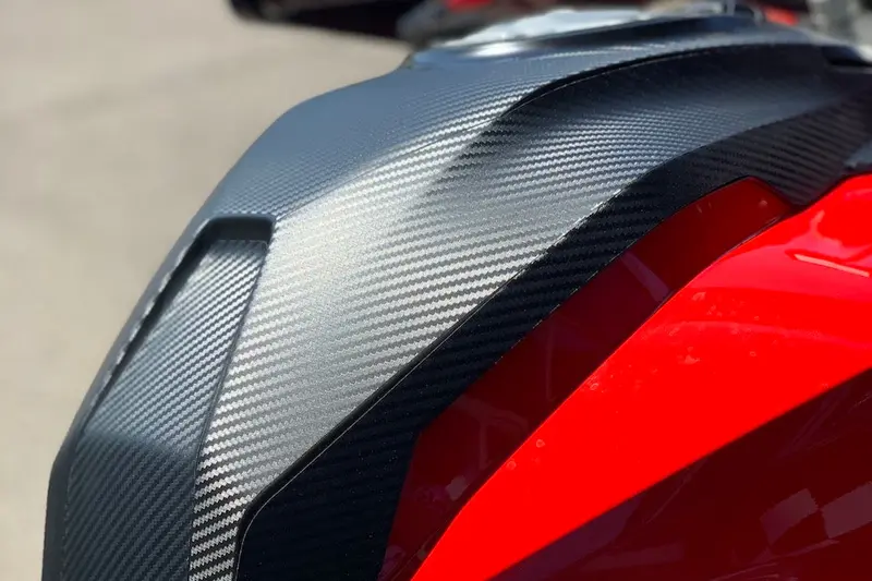 Stickers Carbone Réservoir BMW S1000XR / F900XR  (2020+) — Kit Déco Moto