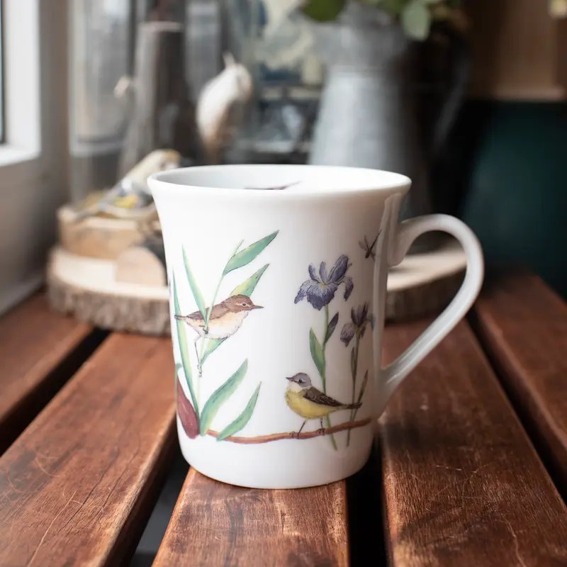 Tasse en porcelaine avec légers défauts
